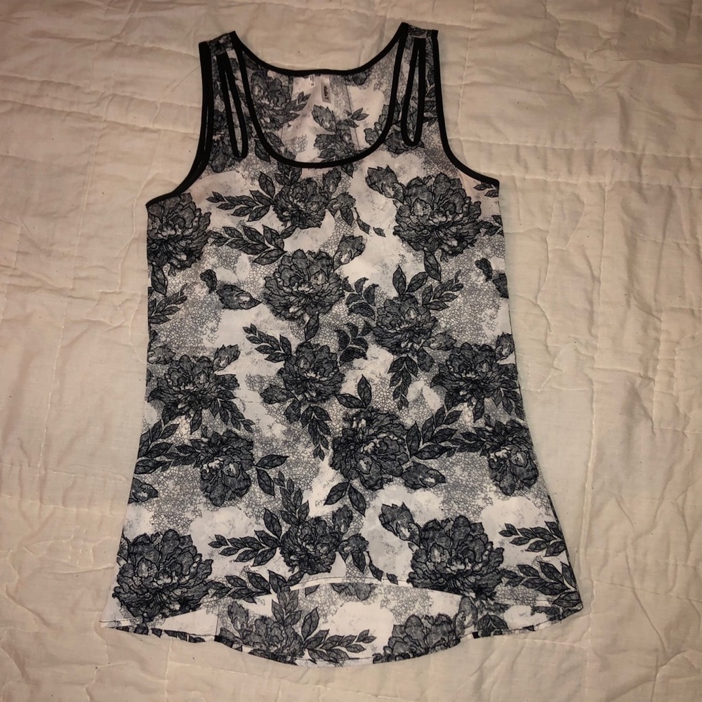 Black and white floral print sleeveless blouse